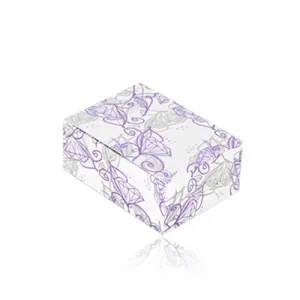 Poklon kutija za nakit - pozadina boje bijele slonovače sa ljubičastim dijamantnim cvijetom - motivom