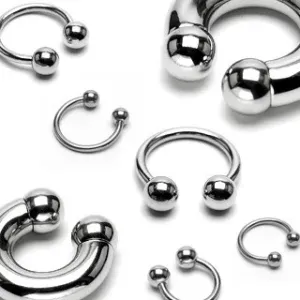 Piercing od nehrđajućeg čelika u obliku konjske potkove, loptice - Mjere: 1,2 mm x 10 mm x 4 mm