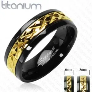 Crni prsten od titana s prugom zlatne boje i uzorkom - Veličina: 49