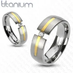 Prsten od titana u srebrnoj boji sa zlatnom prugom i cirkonom - Veličina: 58