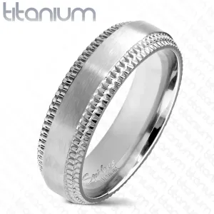 Prsten od titana u srebrnoj nijansi – mat traka, sjajni rezbareni rubovi  - Veličina: 65