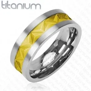 Prsten od titana - uzorak trokuta zlatne boje - Veličina: 59