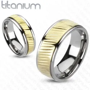Prsten od titana -  zlatne boje s dijagonalnim utorima - Veličina: 49