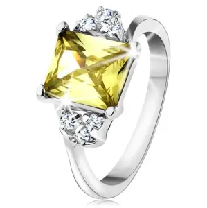 Prsten srebrne boje, pravokutni cirkon žuto-zelene boje - Veličina: 53