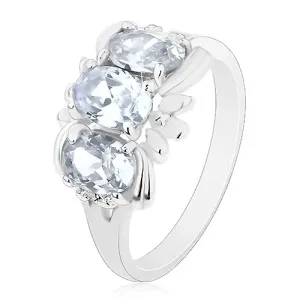Prsten srebrne boje, tri prozirna sjajna ovala i malo lišće - Veličina: 59