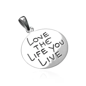 Srebrni privjesak - krug s natpisom LOVE THE LIFE YOU LIVE