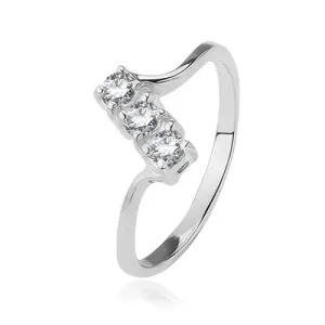 Prsten od 925 srebra - tri prozirna cirkona u dijagonali, uski sjajni krak - Veličina: 59
