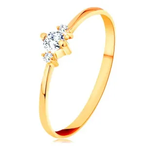 Prsten od 14K žutog zlata sa suženim krakovima, tri svjetlucava prozirna cirkona - Veličina: 54