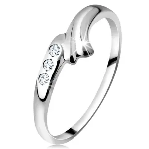 Prsten od bijelog 14 karatnog zlata - savijeni krak sa usjekom i trojka prozirnih brilijanata - Veličina: 56