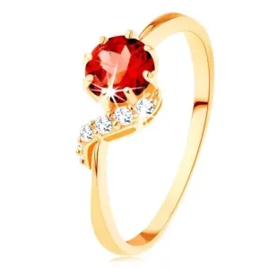 Zlatni prsten 375 - okrugli granat crvene boje, svjetlucavi val - Veličina: 51