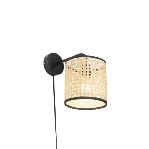 Zidna svjetiljka u crnoj boji sa sjenom od ratana - Kata